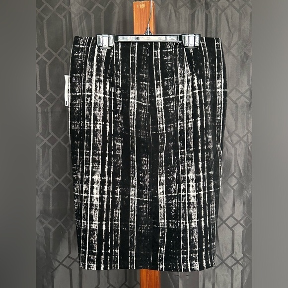 ✨4/$30 Ricki’s Black & White Abstract Stripe Pencil Skirt – Size 4 – NWT - Picture 4 of 4